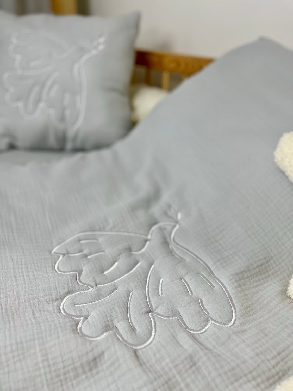 Children's Muslin Bedding Set with Dove Embroidery