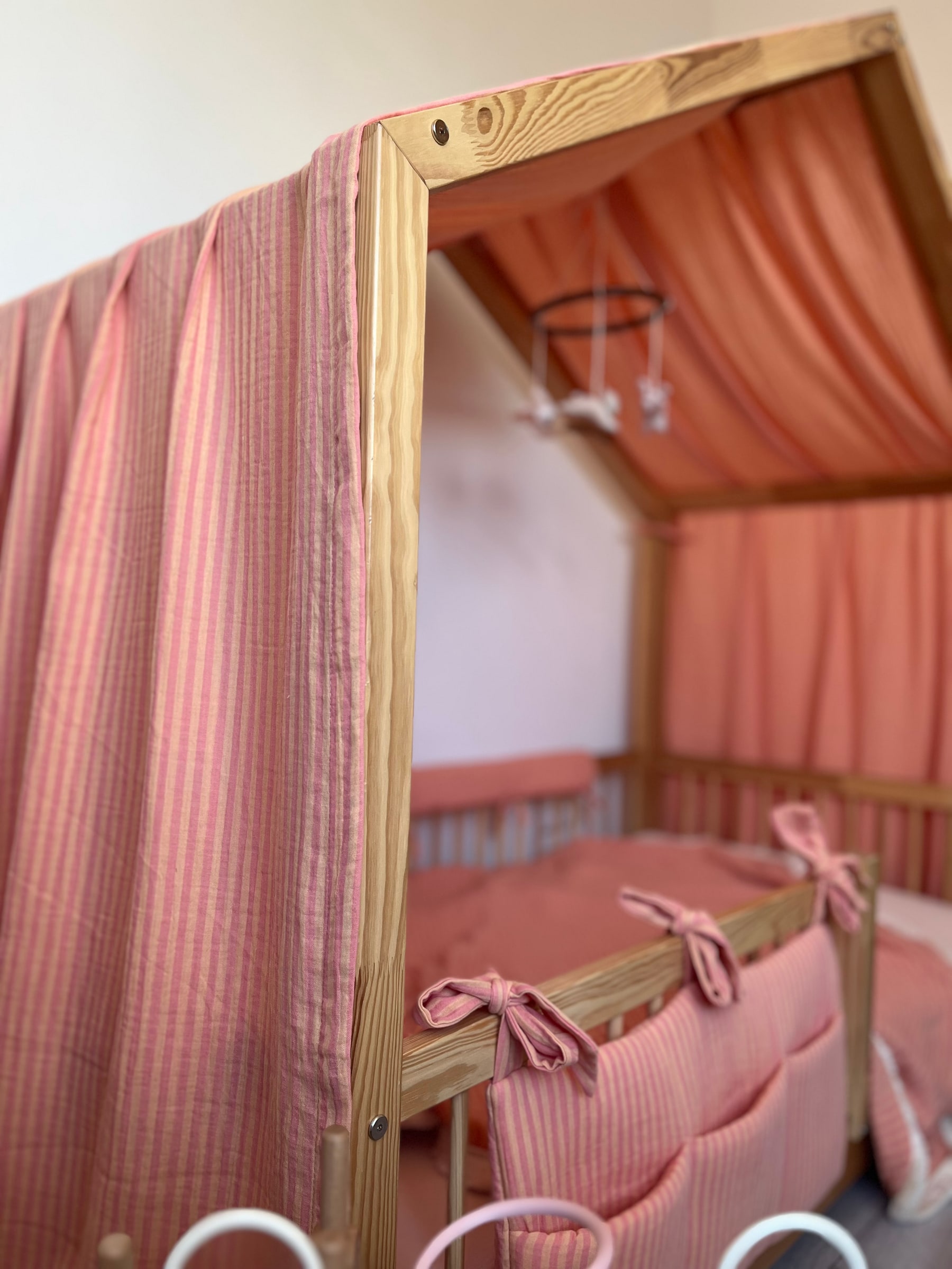 Rosa-Melone gestreifter Musselin-Hausbett-Baldachin 400 x 120 cm