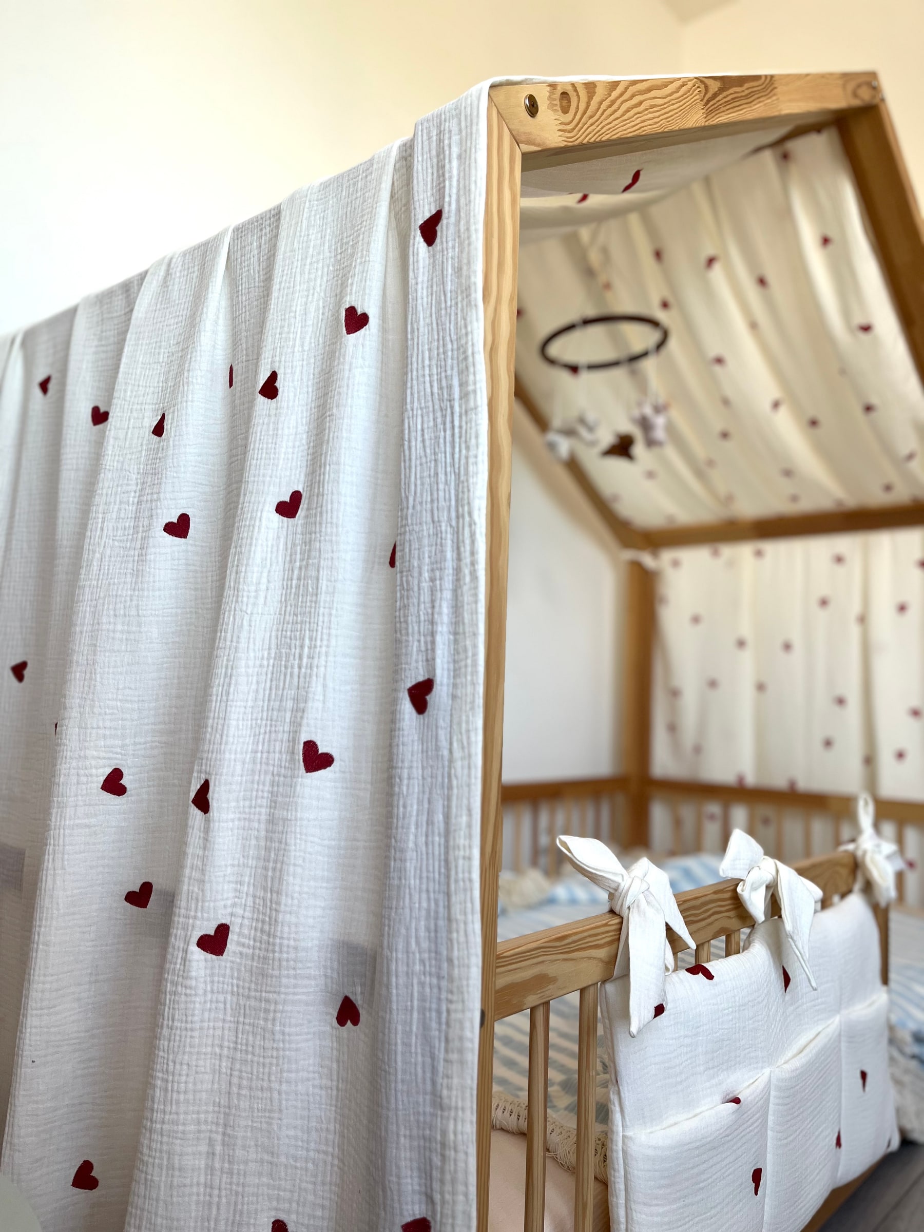 Cremefarbener Musselin-Hausbett-Baldachin mit gestickten Herzen 400 x 130 cm