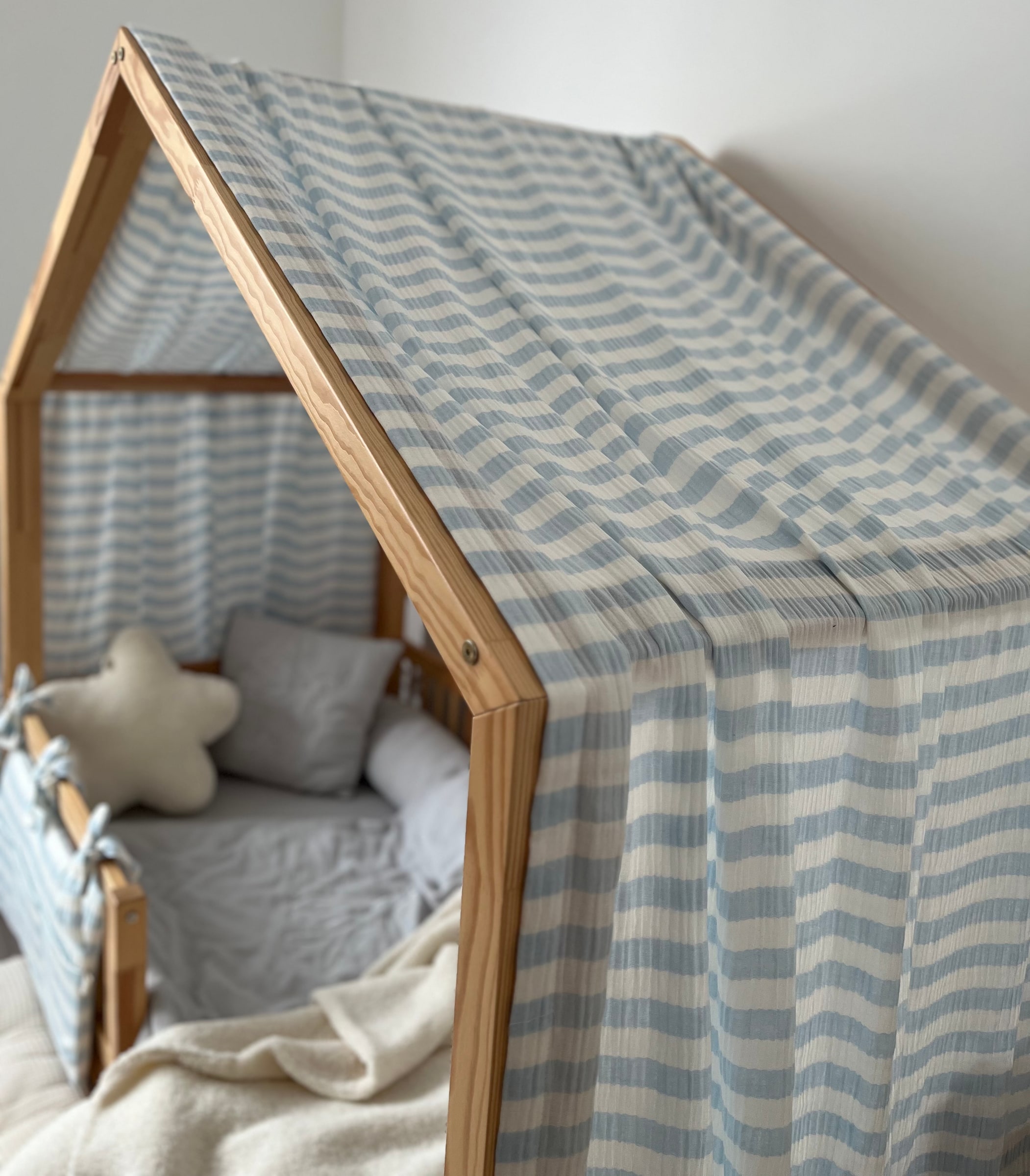 Blau-weiß gestreifter Musselin-Hausbett-Baldachin 400 x 135 cm